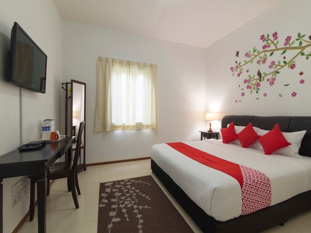 Double guest room with a large bed and natural light