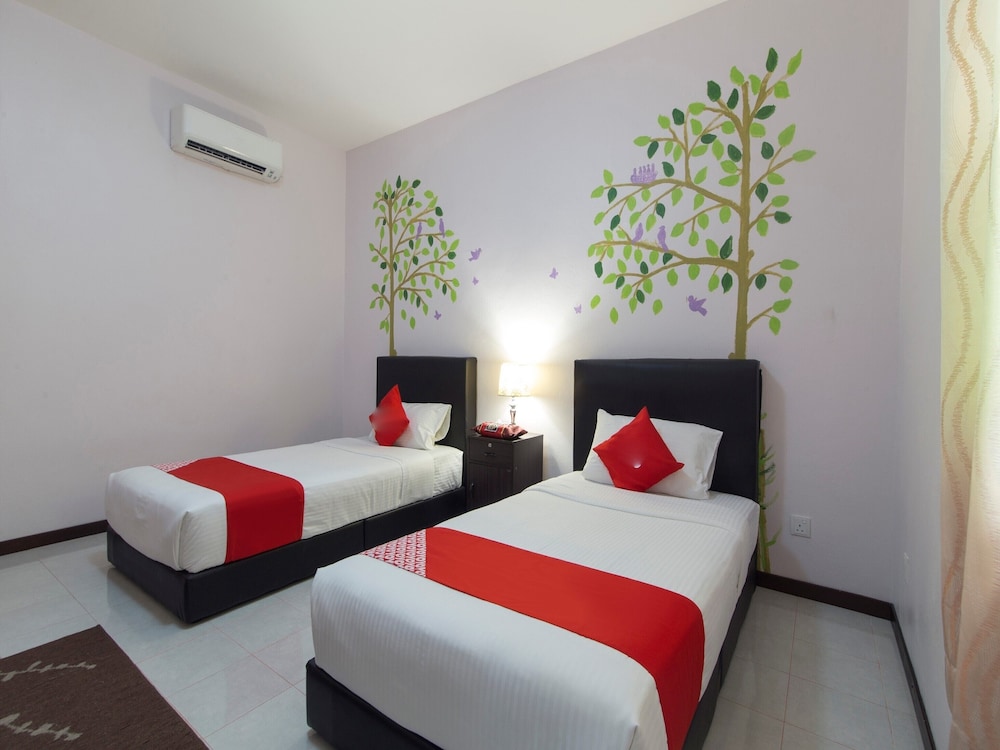 Twin guest room with two single beds